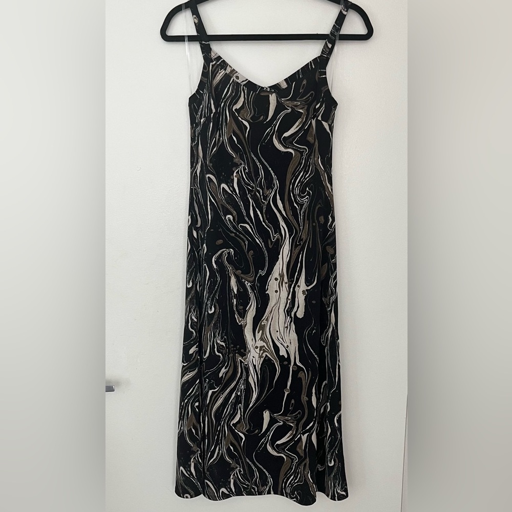• NWT Squiggle Design Pattern Midi Dress Size Medium